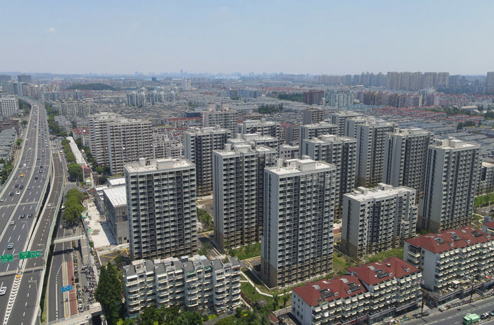 完成改造的彭一小区楼群。新华社记者 方喆 摄