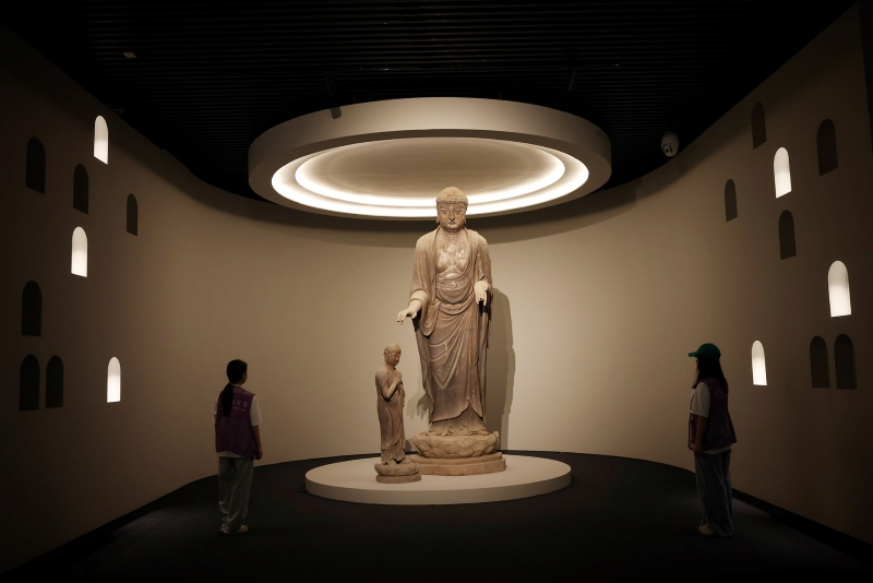 “穿越时空的凝视：麦积山石窟艺术的千年回响”展览现场。摄影记者/张健