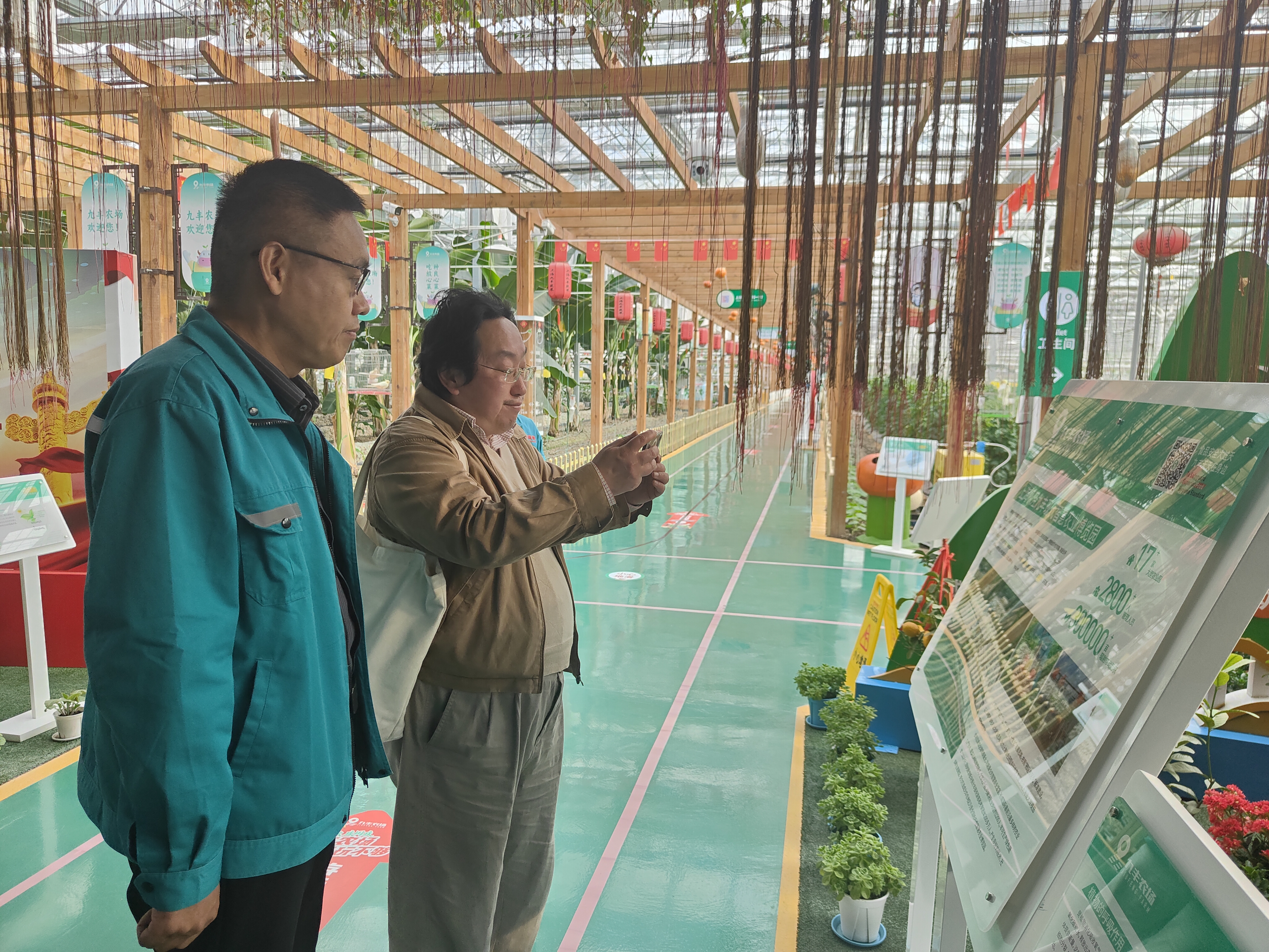 作者（右）在地处上海金山区枫泾镇的九丰智慧农业园区，调研上海和云南的农业高品质种子研发合作课题。