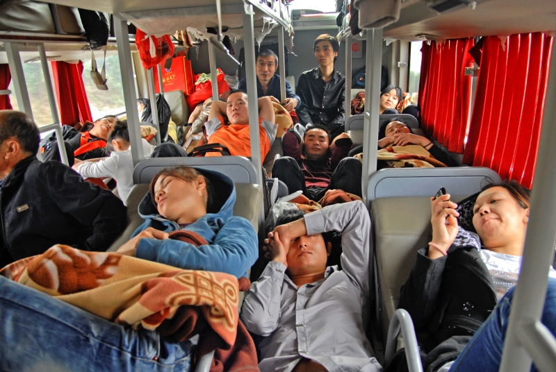 2011年，往返于襄阳和深圳之间的卧铺长途客车，单程要花费30多个小时，票价350元。这样的车，正常能拉57 人，但客车司机往往会在中间的过道加上小木板，方便一次多拉一些人。回家的票难买，睡在过道的人票价一分不少，车开5个小时后，会到服务区统一上厕所。