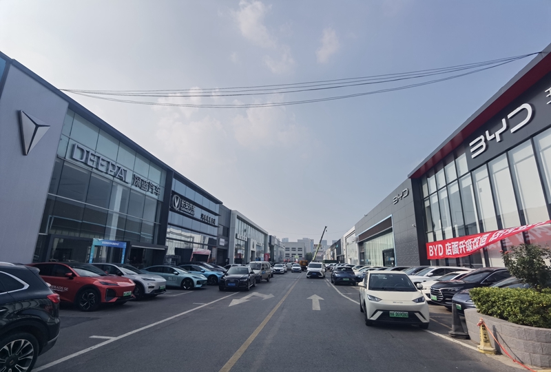 郑州一处汽车4S店聚集的街区   摄影/马纪朝