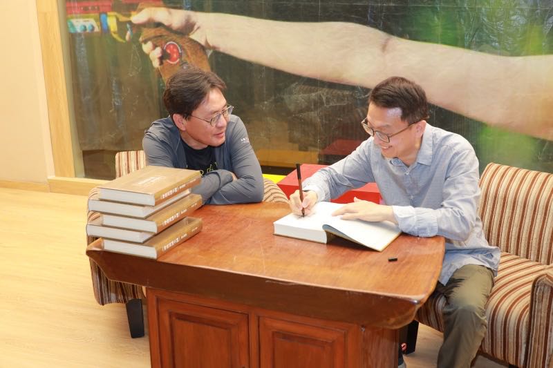 六月十五日，两位复旦大学校友王家喜（左）、高无为，交流云南特种经济作物地理版图话题。