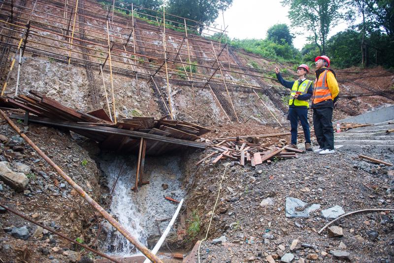 7月30日，地质灾害风险隐患排查组成员对舟山市一处地质灾害风险防范区进行排查。
