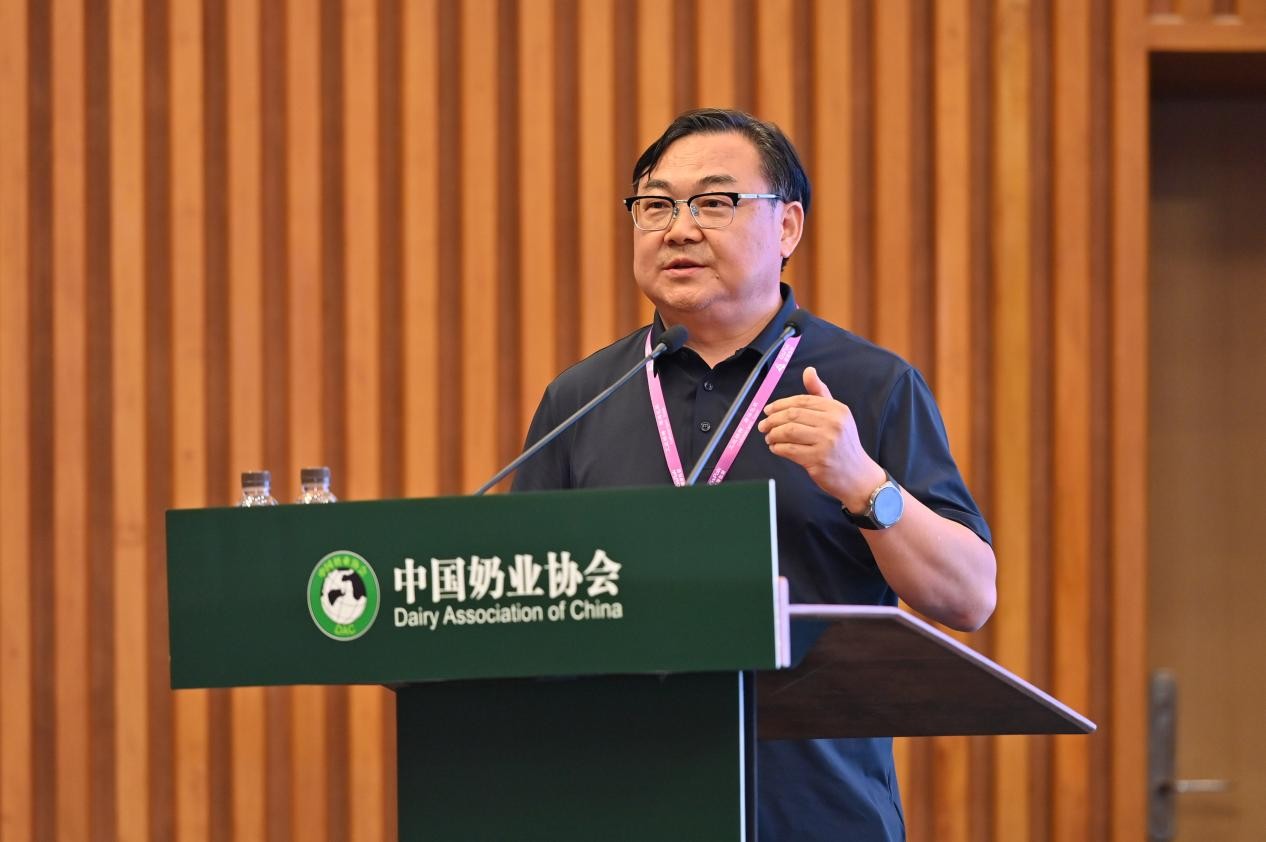 李胜利在大会上发言