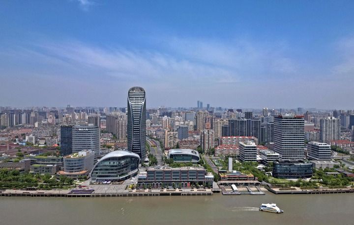 5月14日拍摄的杨浦滨江渔人码头段。（无人机照片）。新华社记者 刘颖 摄