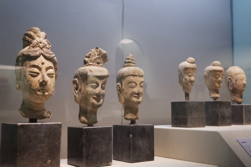 “穿越时空的凝视：麦积山石窟艺术的千年回响”展览现场。摄影记者/张健