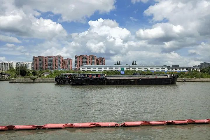 华漕港是上海内河航运的著名航道，直接造福流域人民生活和经济发展。