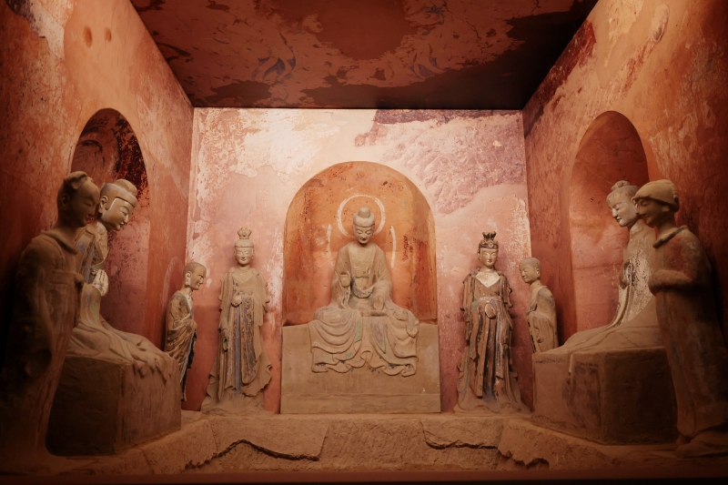 “穿越时空的凝视：麦积山石窟艺术的千年回响”展览现场。摄影记者/张健