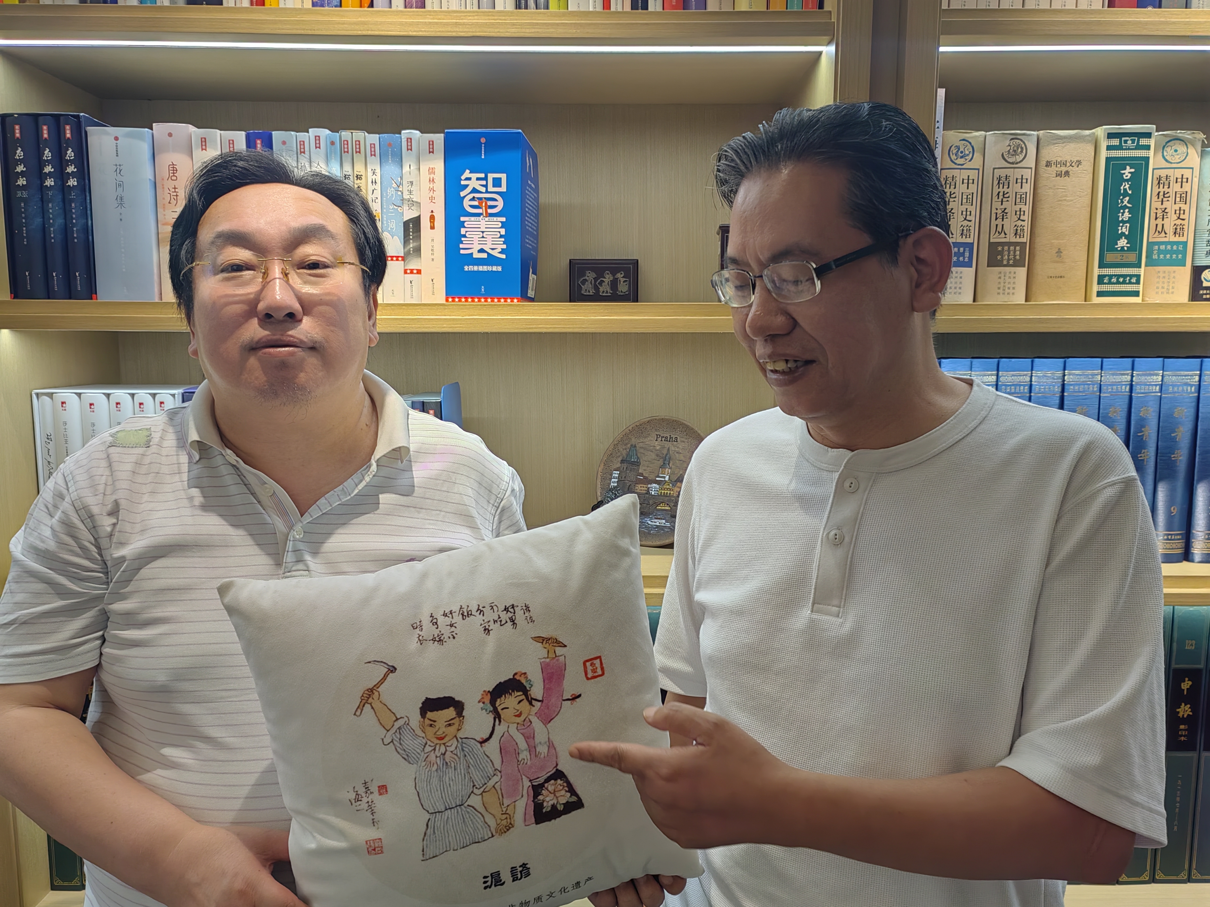 作者和上海著名作家、闵行区政协委员吴玉林（右）交流非遗传承、典籍留存等人文课题。