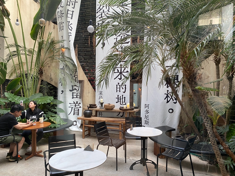 中庭的花园是店里最受欢迎的打卡点之一    摄影/佟鑫