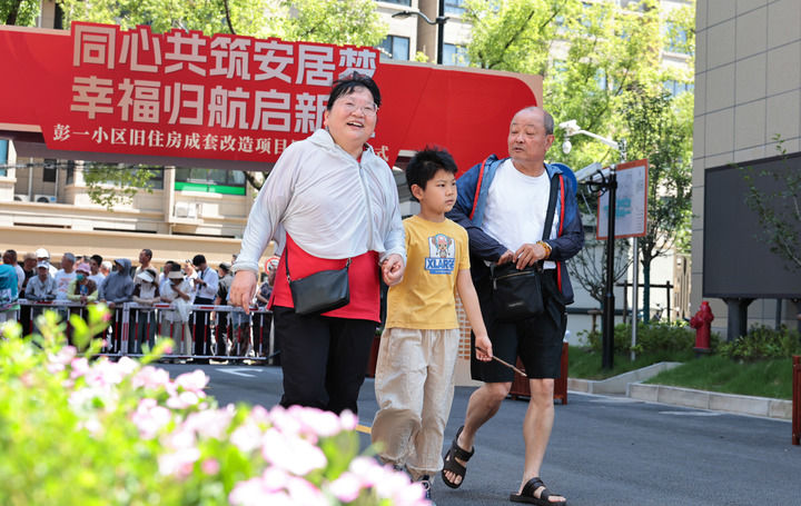 6月29日，首批领取新房钥匙的居民们走进彭一小区。新华社记者 方喆 摄