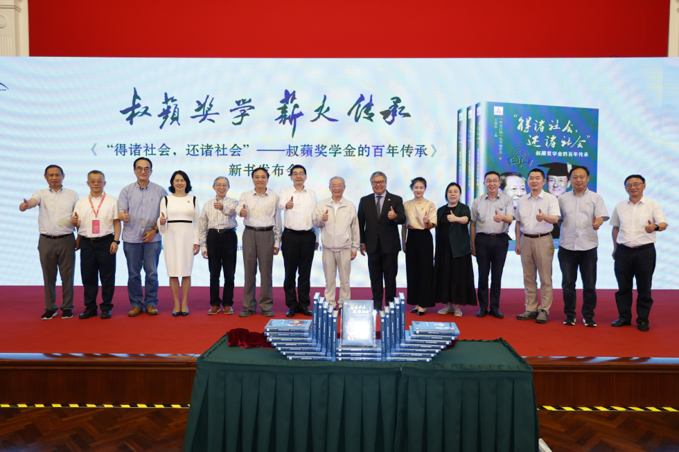 新书发布会期间，王荣华、顾红亮、顾伟成、范永进等活动领导与嘉宾共同合影留念。