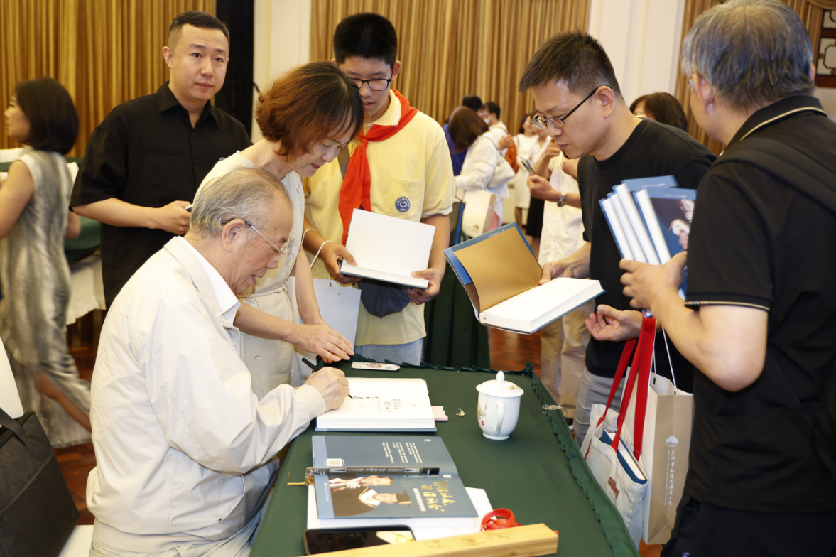 上海市教育基金会理事长王荣华教授为读者签名留念