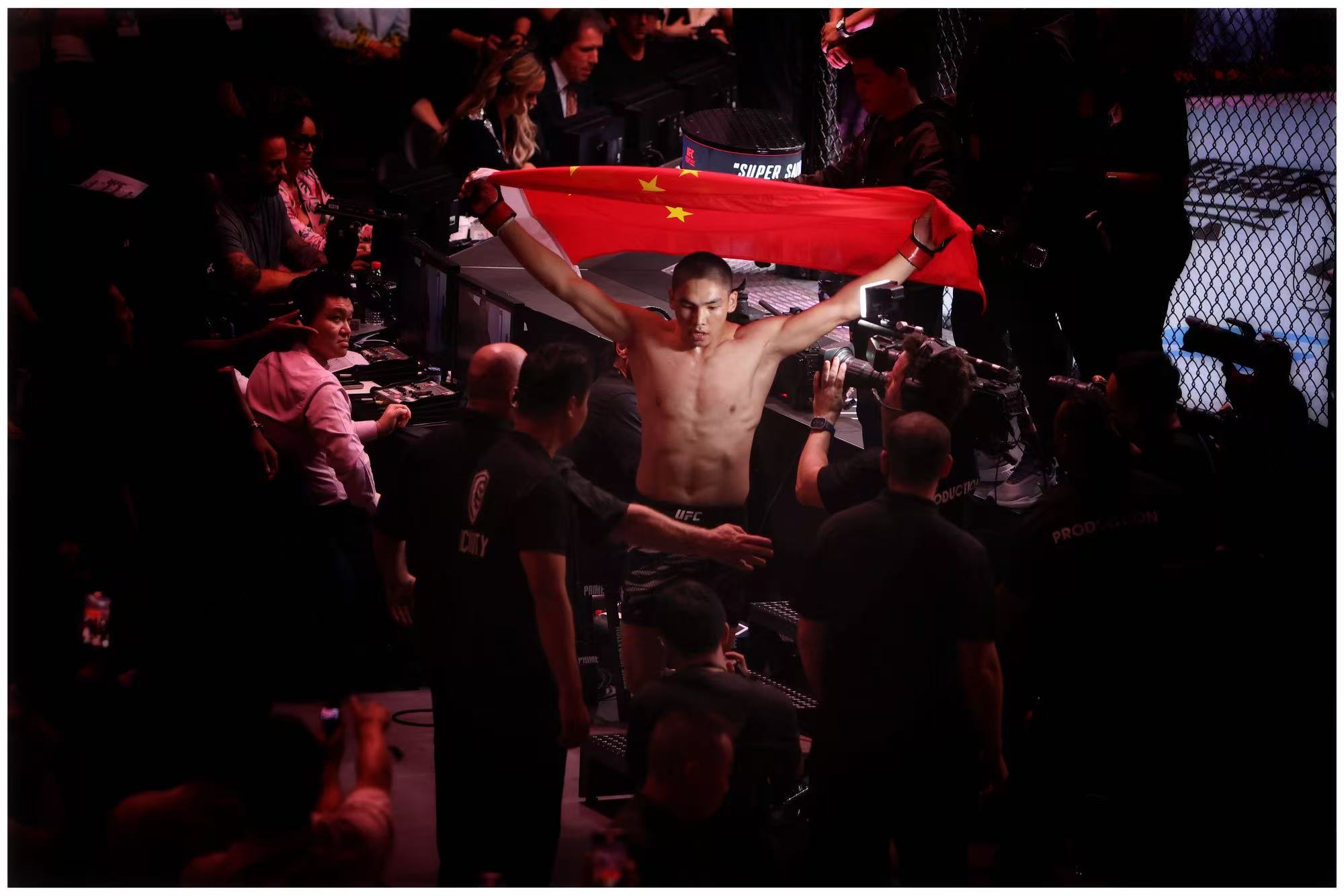 UFC上海赛比赛现场。摄影记者 张健