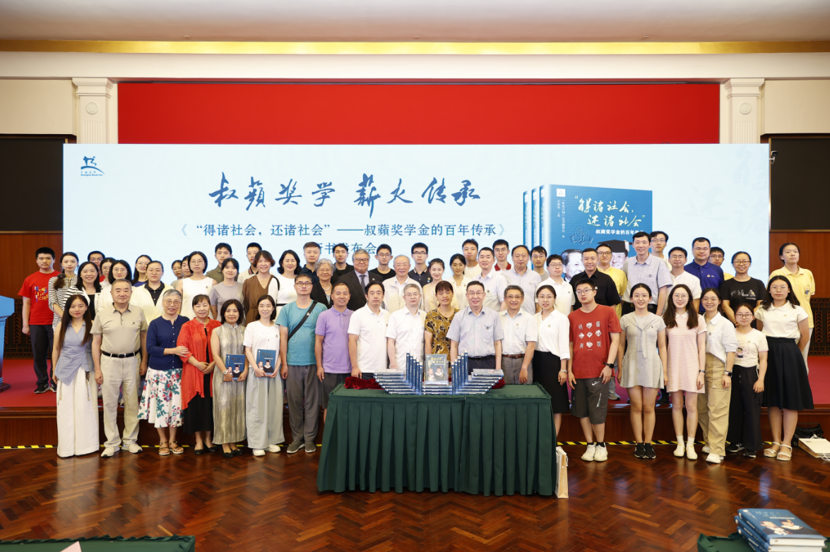 新书发布会期间，王荣华、顾红亮、顾伟成、范永进等活动领导与嘉宾共同合影留念。