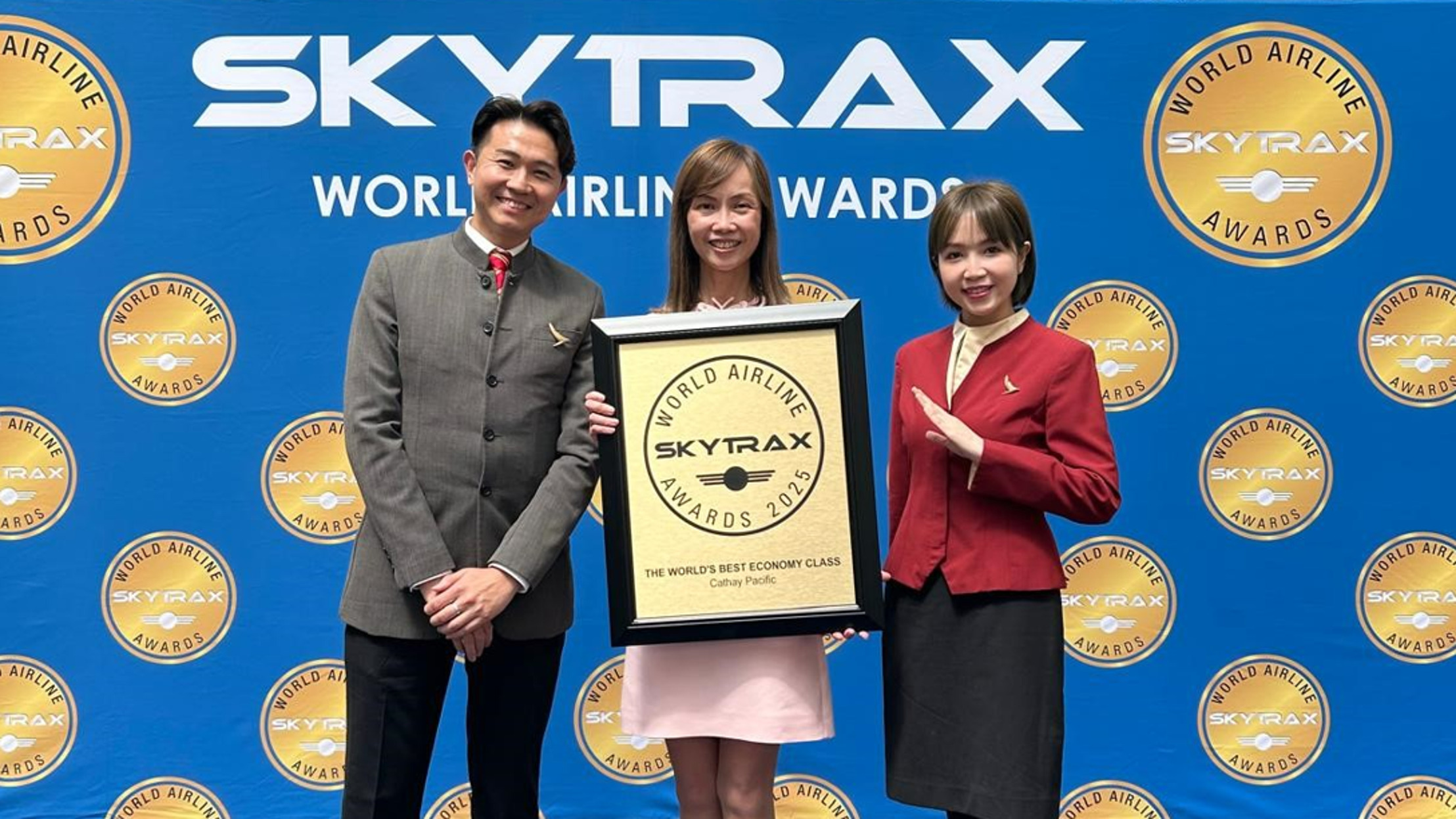 国泰航空荣获2025年Skytrax“全球最佳航空公司”第三名，两年蝉联                “全球最佳经济舱航空公司”，并在三年内第二次获颁“全球最佳机上娱乐”殊荣