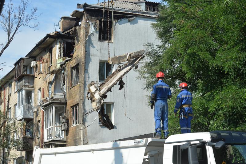  7月10日，在乌克兰基辅市舍甫琴科夫斯基区，救援人员拆除在空袭中受损的居民楼。新华社