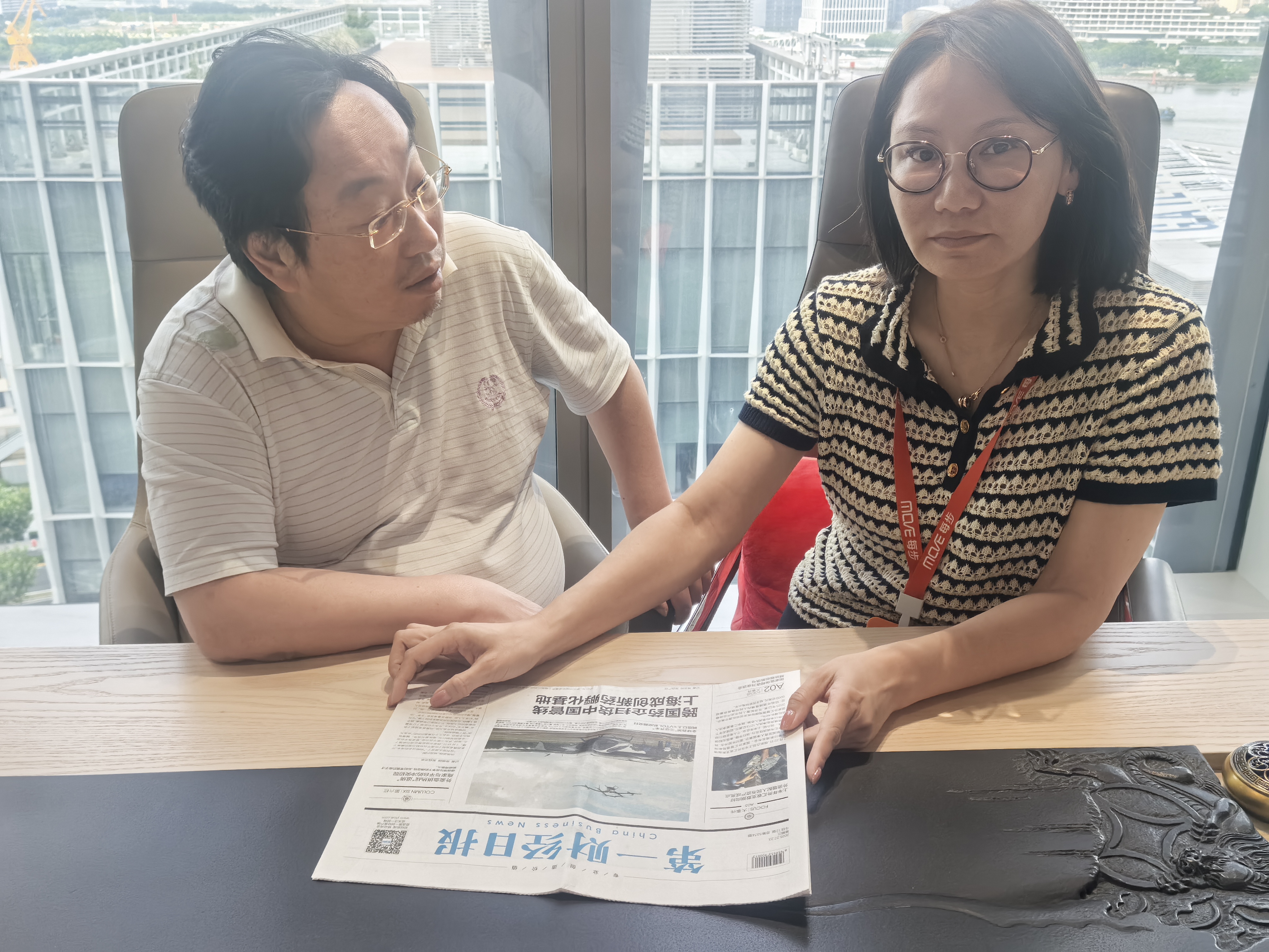 作者（左）和徐汇区政协委员马京伟交流新兴产业发展课题