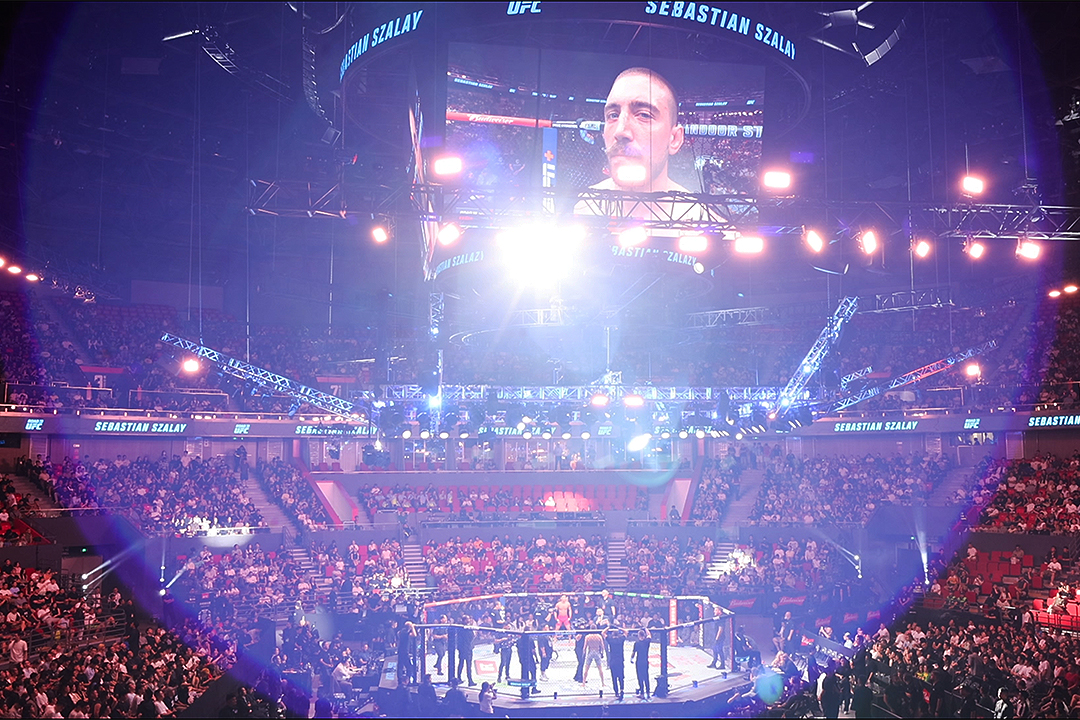 UFC上海赛比赛现场。摄影记者 张健