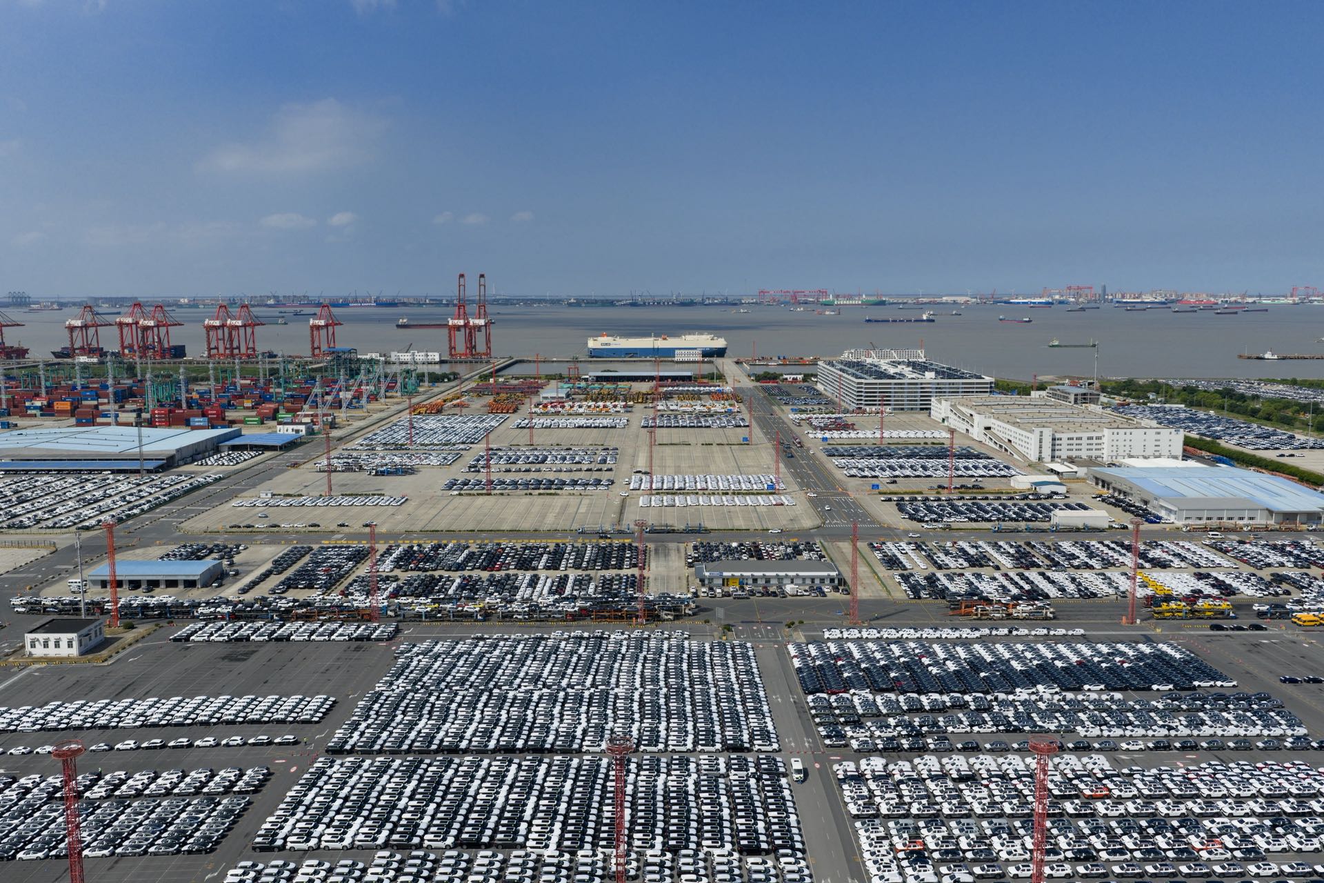 上海外高桥港区海通码头等待出口海外的国产汽车 摄影/谢宗赢