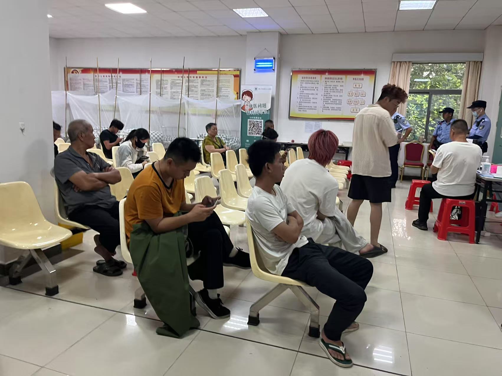 乐从医院里等待就诊的人   林春挺 摄