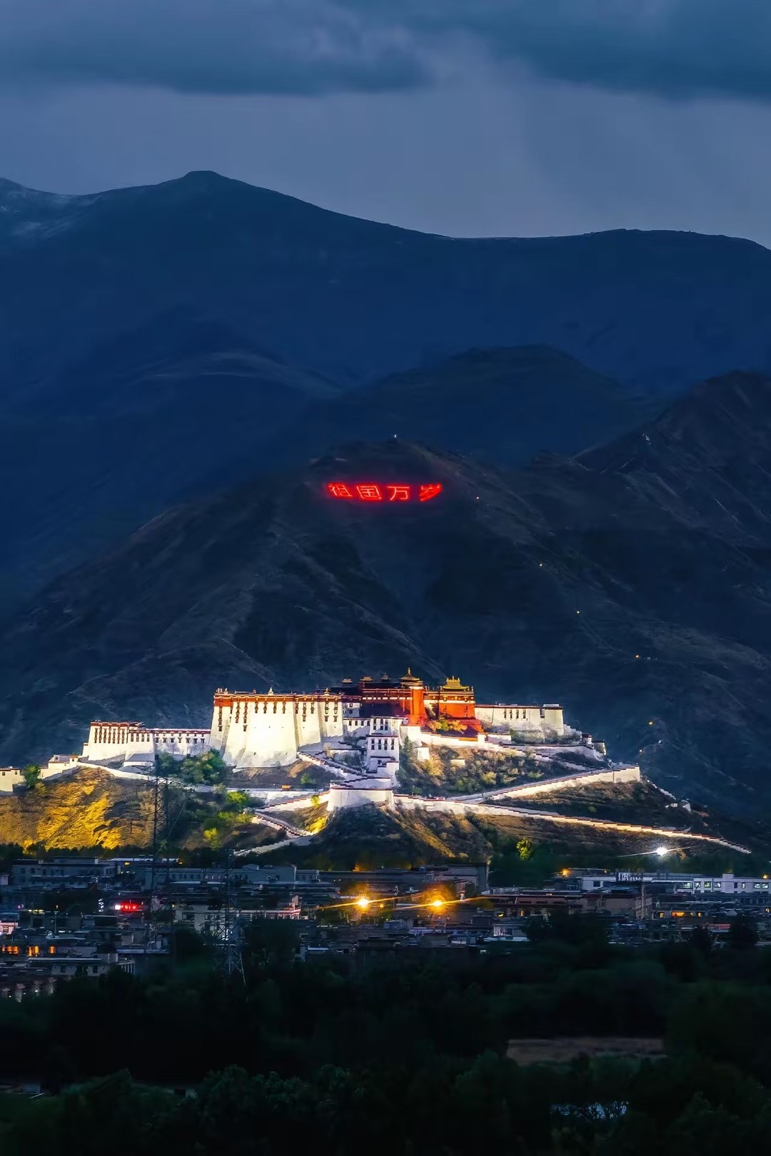 马云豪老师和黄雄医生观摩到的西藏自治区六十周年华诞盛世景观