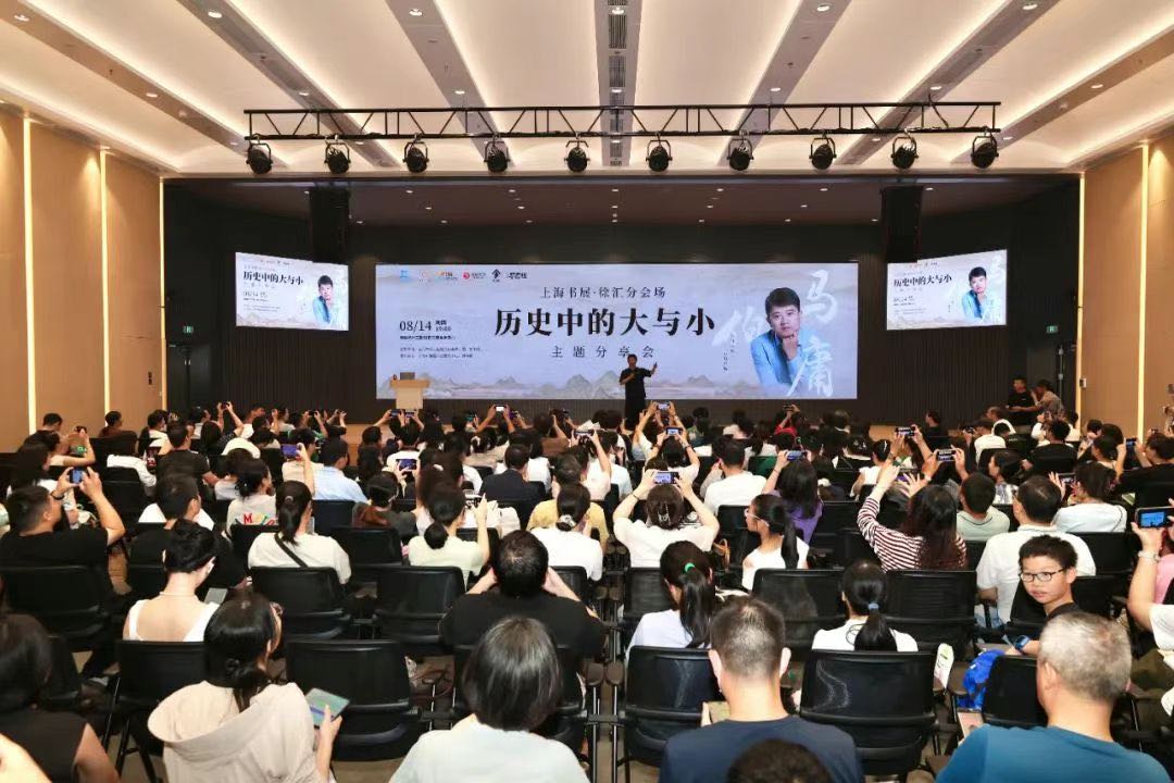 上海书展期间，作家马伯庸在徐汇区虹梅街道举行主题交流活动并深受年轻人喜爱