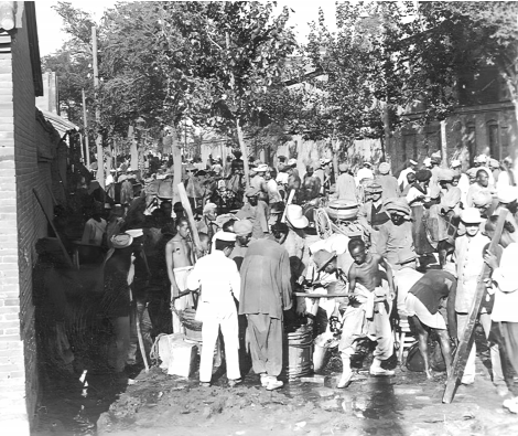 天津自来水公司通水后居民在供水龙头处争相接水（1900年后）  出版社供图