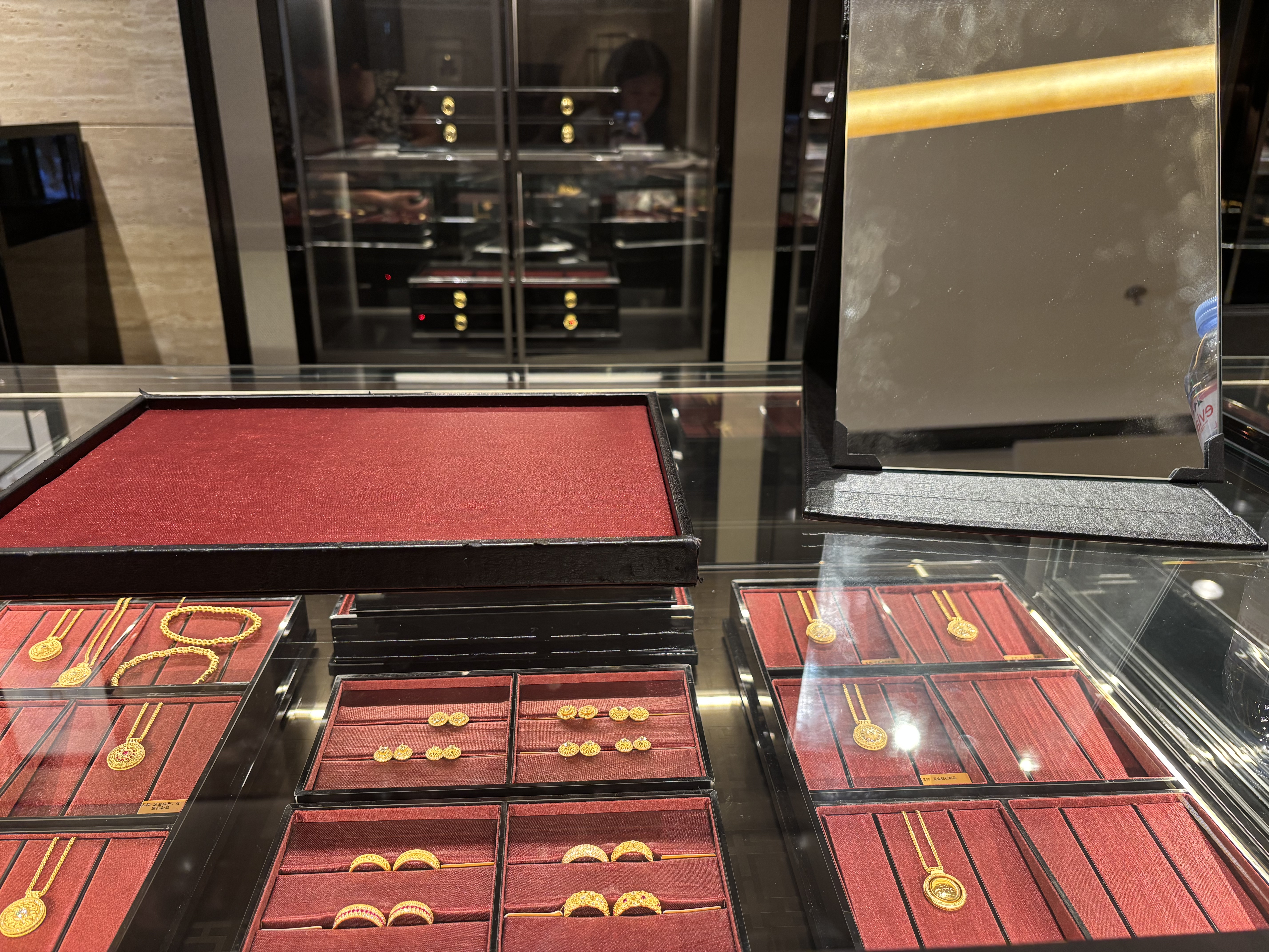 记者实探：提价前再难见排队潮，老铺黄金的“奢侈品”幻象被击破