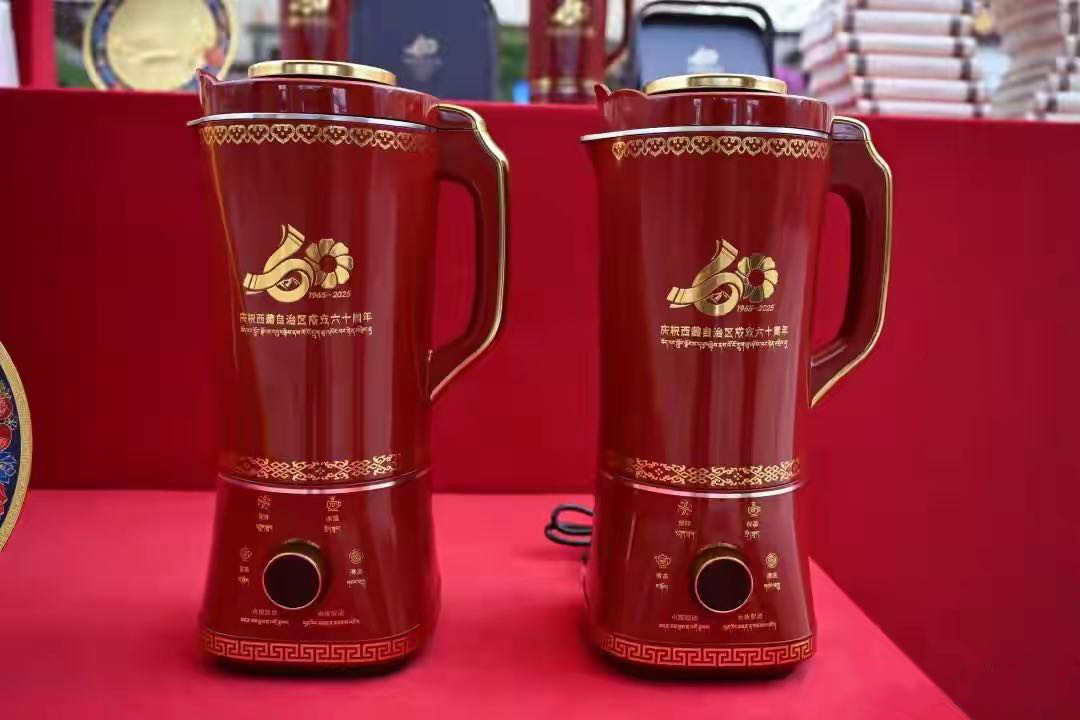 中央代表团赠送给西藏家庭的贺礼之一：全自动酥油茶壶。