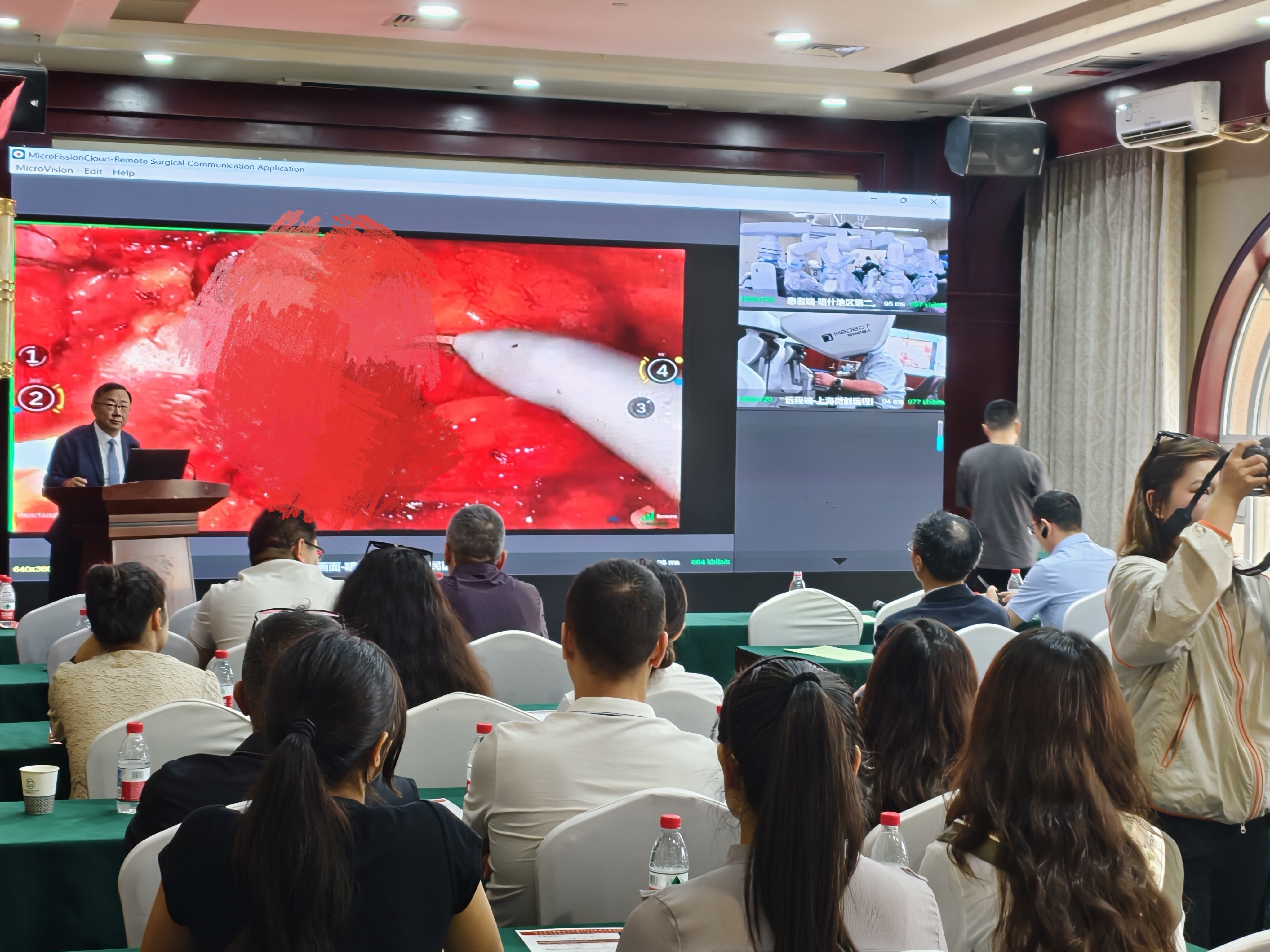 图为泌尿外科手术演示