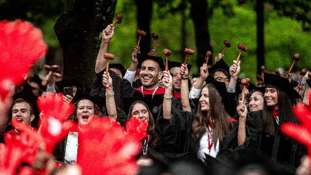 哈佛大学举行2025届毕业生毕业典礼（新华社图）