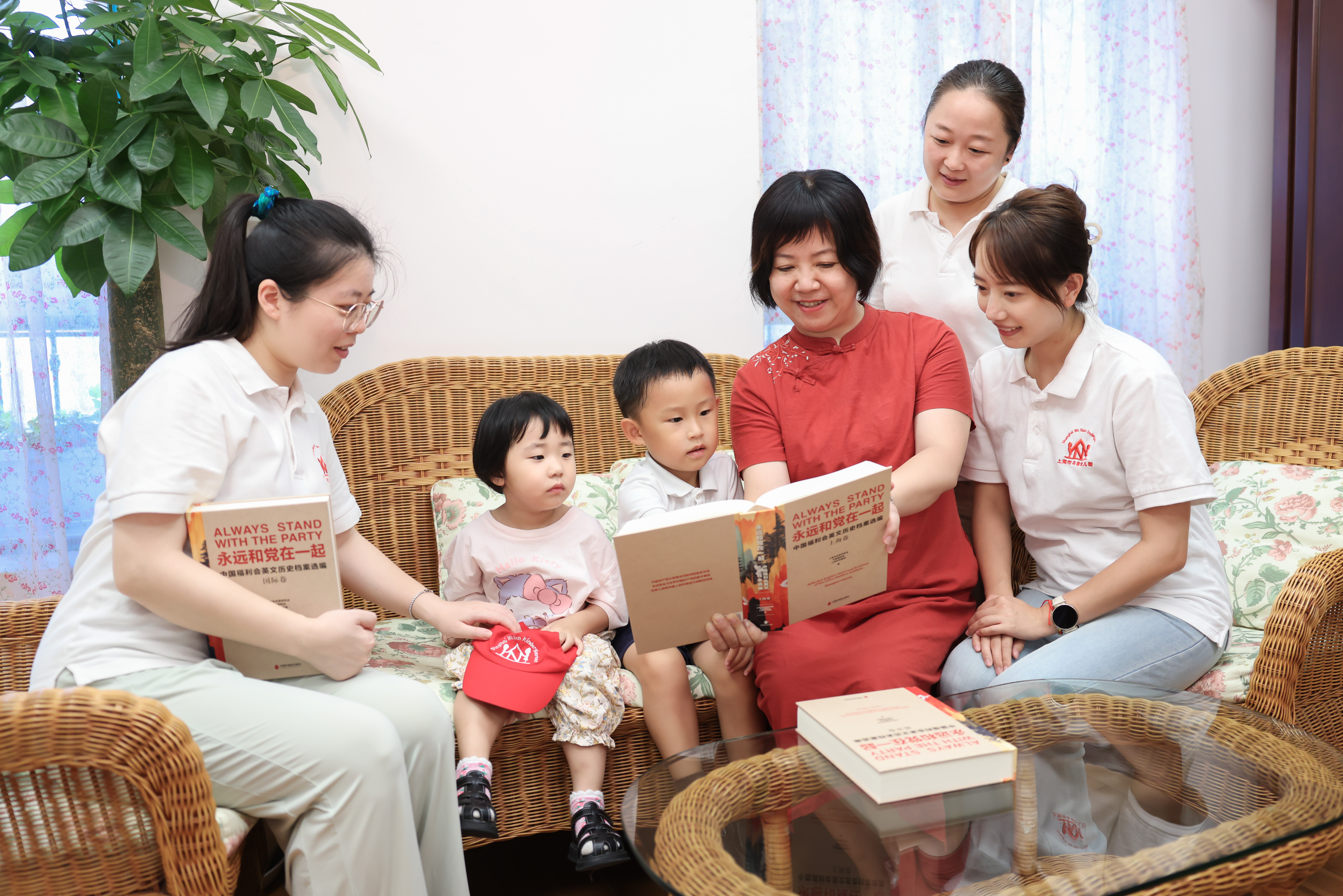 左起：平平老师、董奕欣、洪一一、龚敏园长、虞丽副园长和丹丹老师，一起品读上海市档案局赠送的献礼图书。