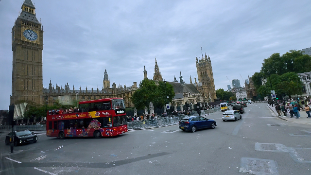 伦敦超10万人参加反移民游行，马斯克视频亮相呼吁英国“更换政府”  