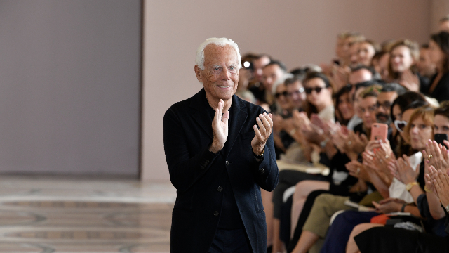 2019年，乔治·阿玛尼在Giorgio Armani Prive高级定制时装秀上向观众致意 （新华社 图）