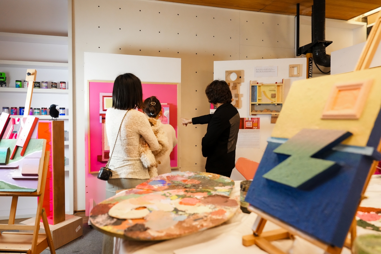 3-6个月的驻留时间里，艺术家们在斯沃琪和平饭店艺术中心自由交流、创作和生活