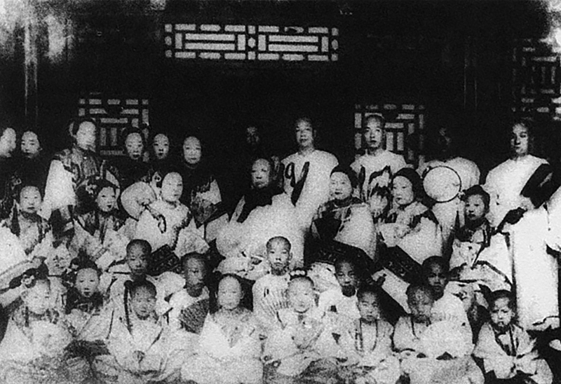 同仁堂是家族制的企业，图中为管理人员合影