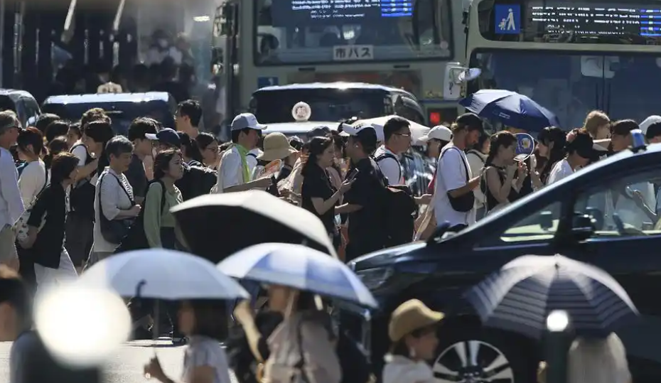 7月底酷暑下的日本街头（新华社图）