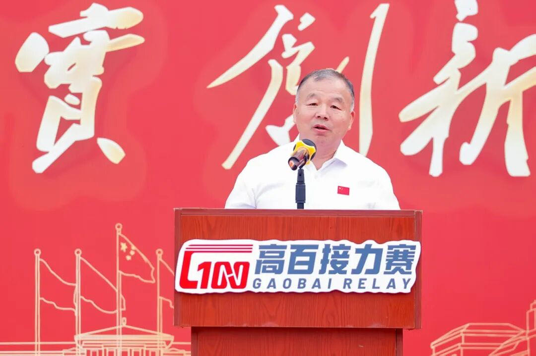 副市长刘克斌代表市政府，为所有参赛选手送上大礼包即沈阳六大热门景点门票。