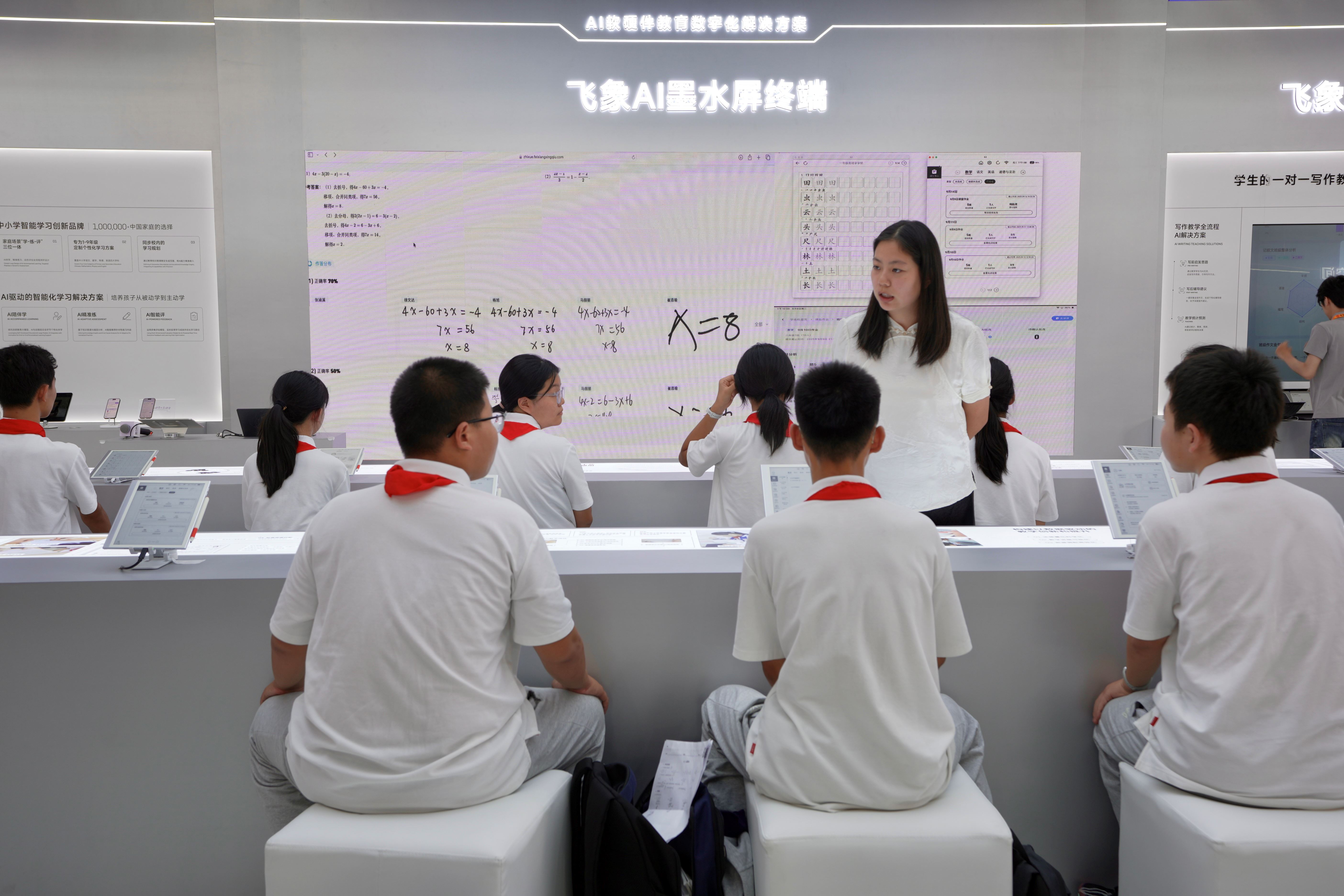 来自北京的学生通过飞象AI墨水屏上了一堂“新时代”的课程。