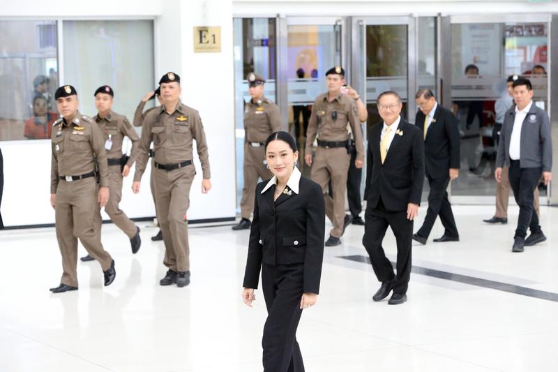 8月21日，泰国被停职总理佩通坦（前）抵达位于曼谷的泰国宪法法院。