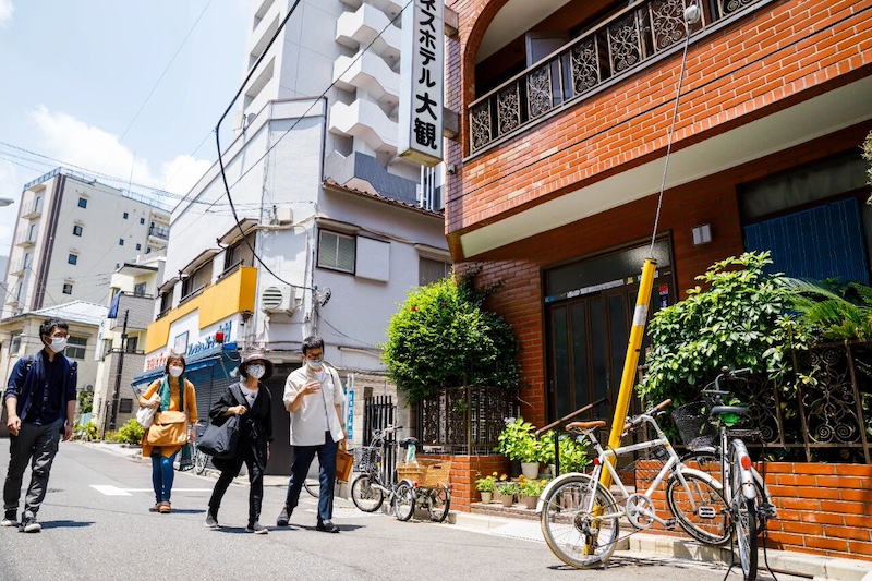 漫步在山谷护理现场的上野女士在向上门护士和向导末并先生提问。