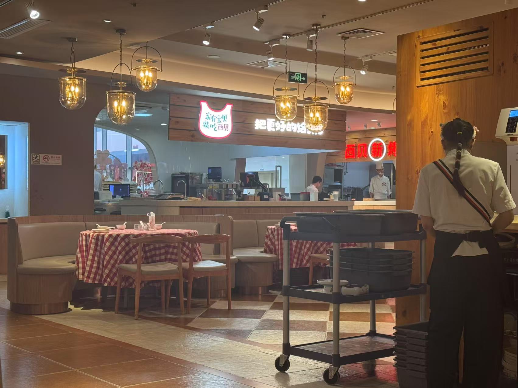 消费就送百元代金券的西贝直击：有门店客流量下滑50%，羊肉串羊排现烤、西兰花承诺1个月内用完