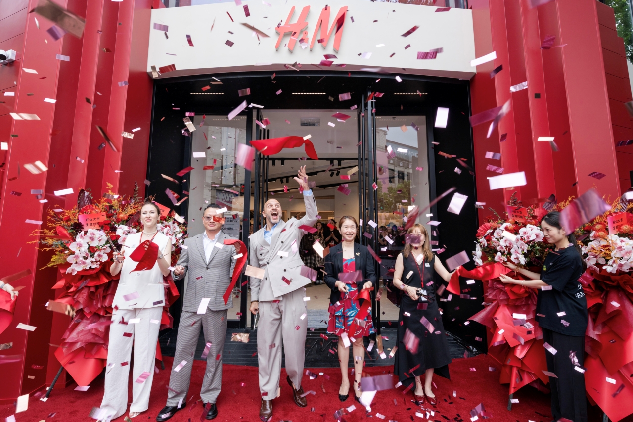 “HOUSE OF H&M”开业现场剪彩(左三为司懿德先生)