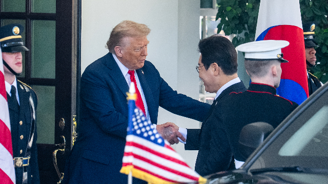 8月25日，美国总统特朗普（左二）在华盛顿白宫欢迎韩国总统李在明（左三）（新华社 图）