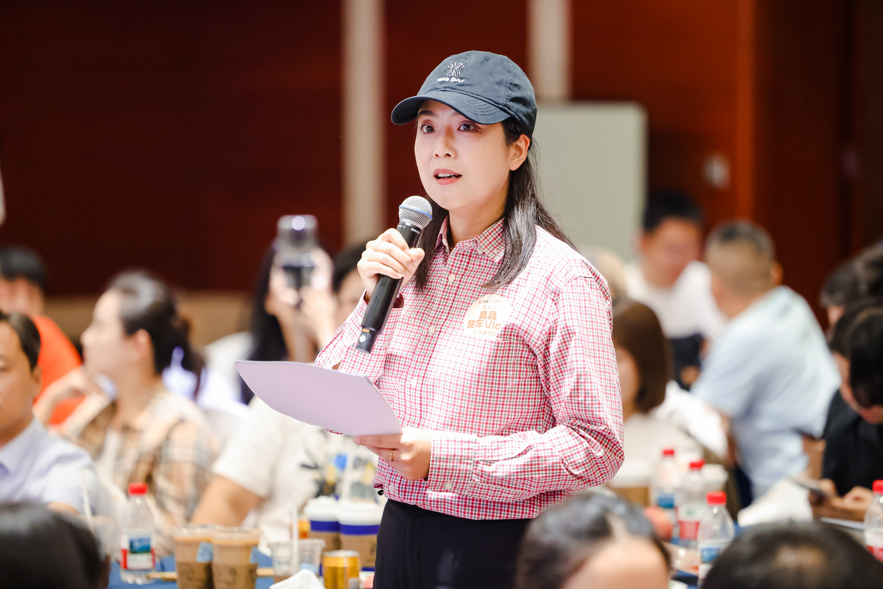 图为：专车司机代表晶晶分享观点