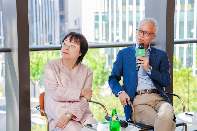 香港故宫文化博物馆馆长吴志华（右一）、上海浦东美术馆董事长李旻坤分享