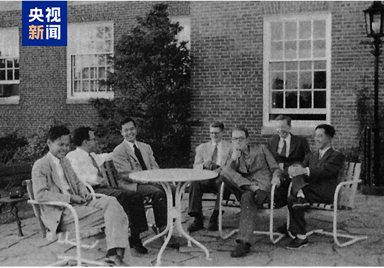 △1952年秋杨振宁等物理学家于普林斯顿高等研究院（左起：杨振宁、派斯、李政道、斯诺、爱德华兹、沃德、南部阳一郎）