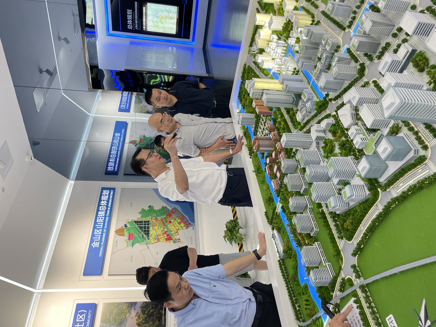 金山区山阳镇镇长赵斐向同济大学教授团队介绍湾区和山阳蓝图