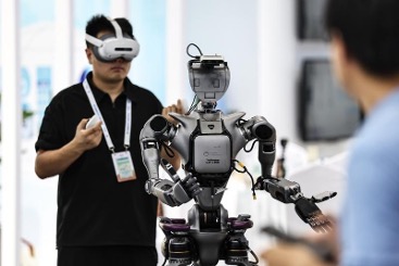9月6日,2025全球工业互联网大会在沈阳开幕。工作人员在2025全球工业互联网大会展览区进行机器人展示。图片来源:新华社